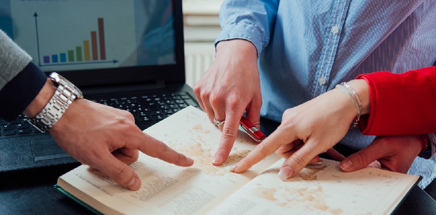 Consultant reviewing academic transcripts for transfer, Diagram of cross-university credit transfer process